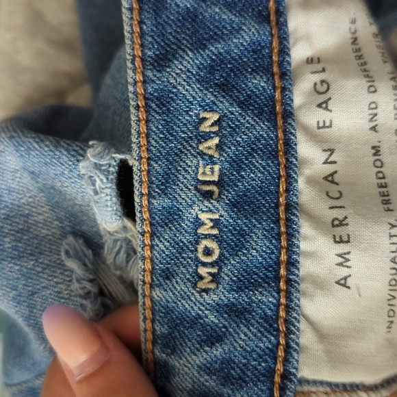 Super distressed high waisted mom jeans - Picture 3 of 4